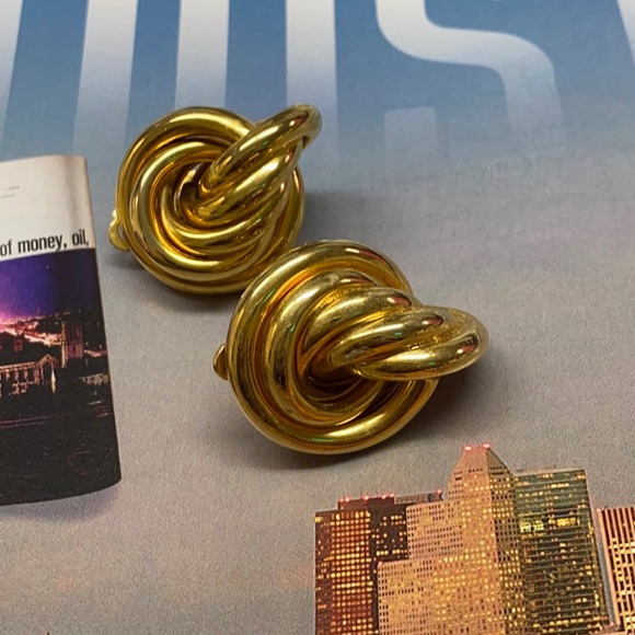 Vintage Jewelry - Gold Tone Clip Earrings